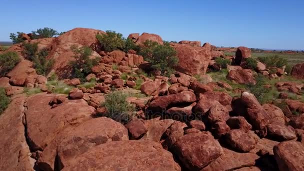 Fliegen Über Rote Felsbrocken Und Felsen Australien — Stockvideo