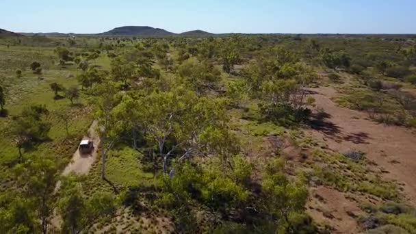 Voiture 4x4 conduite sur route de terre dans l'outback de l'Australie 