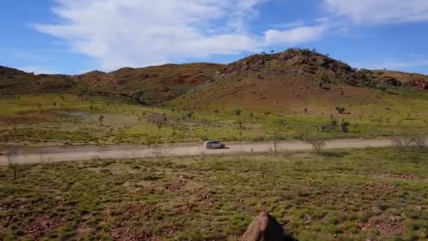 4Wd Bil Körning Grusväg Australiens Vildmark — Stockvideo