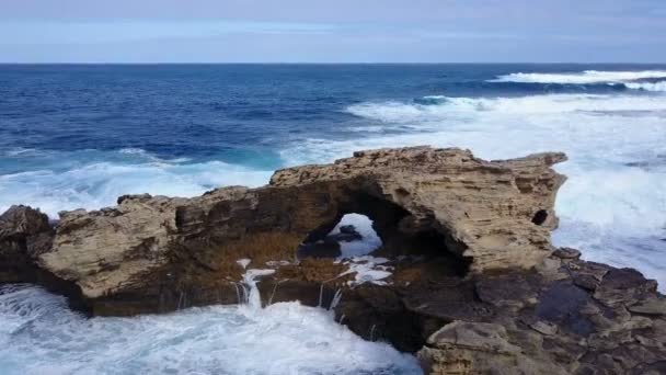 Vista Aérea Das Ondas Que Caem Sobre Rocha — Vídeo de Stock