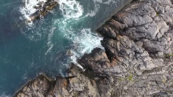 Κύματα Που Σκάνε Πάνω Από Βράχους Εναέρια Άποψη — Αρχείο Βίντεο