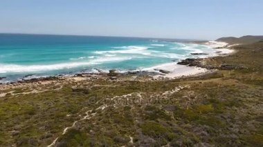 Dalgalar ve dron tarafından deniz plaj