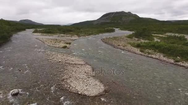 Ποταμός Που Ρέει Μέσα Από Την Έρημο Τούνδρα — Αρχείο Βίντεο