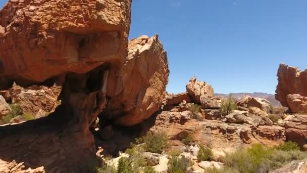 Vliegend Verleden Rotsen Met Grotten Zuid Afrika — Stockvideo