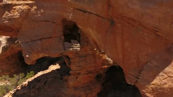 Volare Oltre Rocce Con Grotte Sud Africa — Video Stock