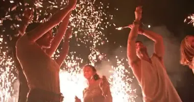 Silahlı çok ırklı arkadaşlar 4 Temmuz 'u havai fişek, konfeti ve havai fişek gösterisiyle kutladılar.