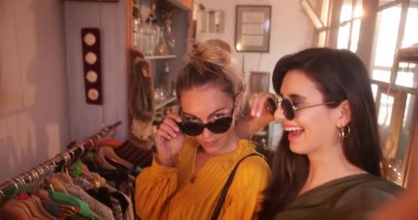 Mulheres tirando selfie em uma loja de boutique vintage — Vídeo de Stock