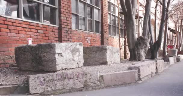 Hombre motociclista montar la motocicleta clásica edificio de ladrillo rojo en el fondo — Vídeo de stock