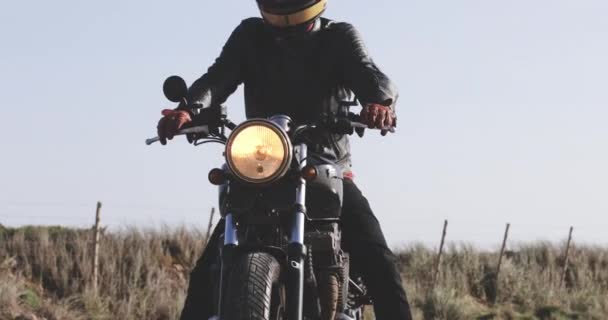 Biker man on classic motorcycle by the seafront — Stock Video