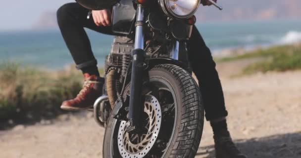 Hombre guapo en motocicleta clásica, casco colgando de la manija — Vídeo de stock