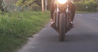 Country yolundaki klasik motosiklet tekerleklerini kapatın.