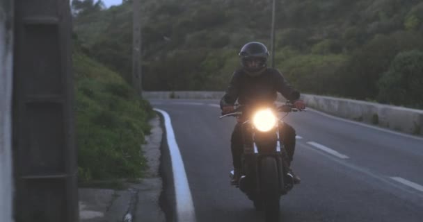 Hombre motociclista montando en motocicleta clásica en carretera de campo — Vídeos de Stock