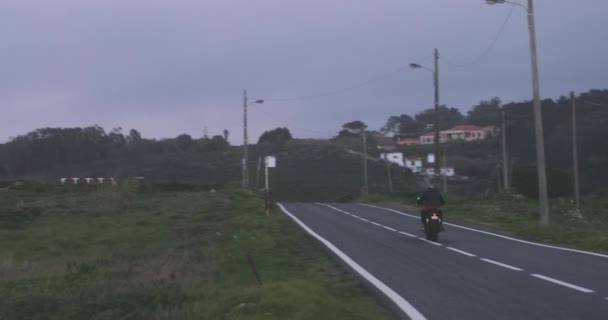Motociclista homem equitação fora no clássico motocicleta no país estrada — Vídeo de Stock