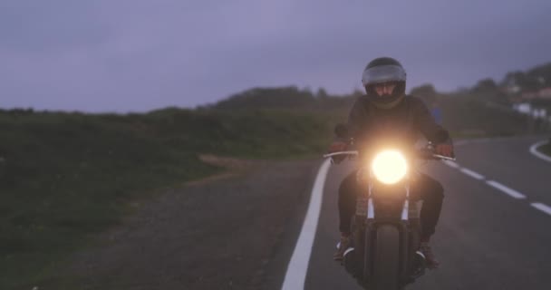 Hombre motociclista montando en motocicleta clásica en carretera de campo — Vídeos de Stock