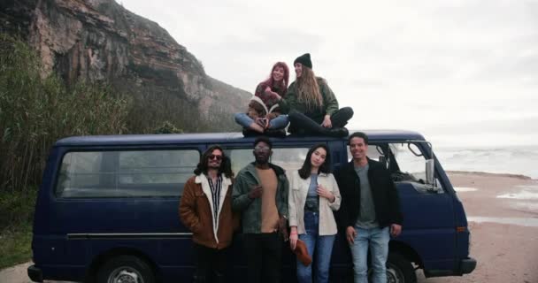 Grupo multiétnico de amigos de pie junto a la furgoneta posando para la foto — Vídeo de stock