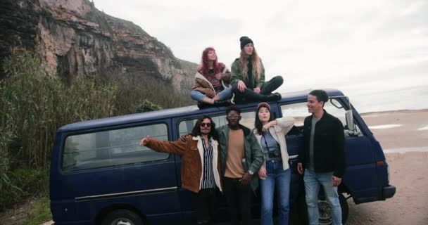Багатоетнічна група друзів, що стоять на фургоні позує за картину — стокове відео