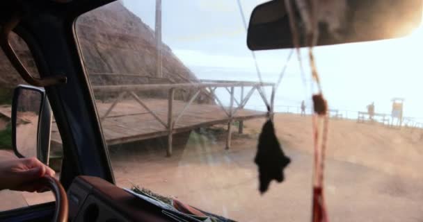 Vista frontal de la ventana con vistas al paseo marítimo durante un viaje por carretera — Vídeos de Stock