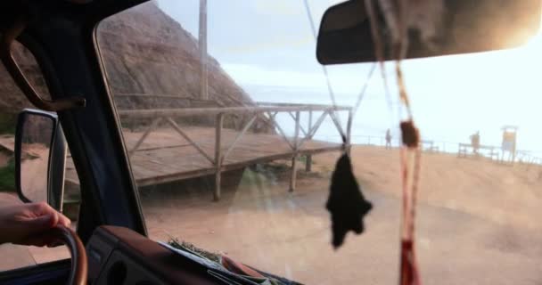 Vue de la fenêtre avant donnant sur le front de mer lors d'un voyage en voiture — Video