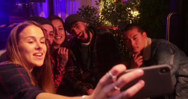 Multi-εθνοτική ομάδα φίλων λήψη selfie με smartphone μέσα στο μπαρ — Αρχείο Βίντεο