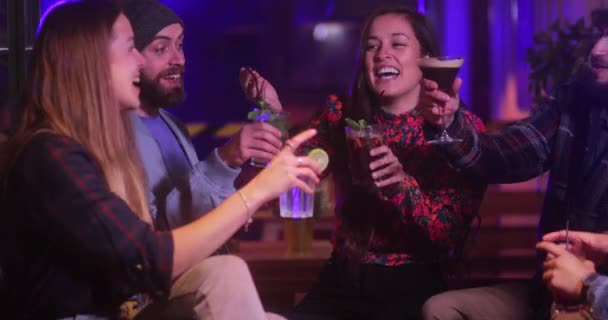 Groupe multi-ethnique d'amis boire et griller acclamations à l'intérieur du bar — Video