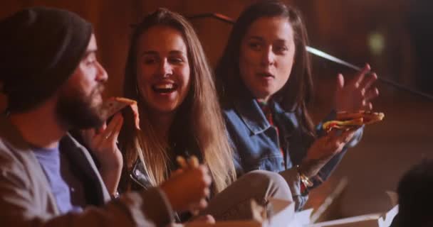 Grupo multiétnico de jóvenes amigos comiendo pizza para llevar — Vídeos de Stock