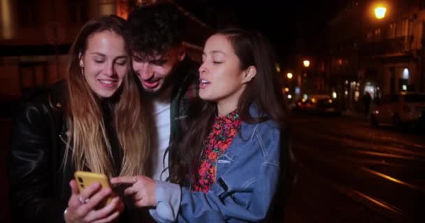 Grupo multiétnico de jóvenes amigos hipster viendo vídeo en el teléfono inteligente — Vídeo de stock