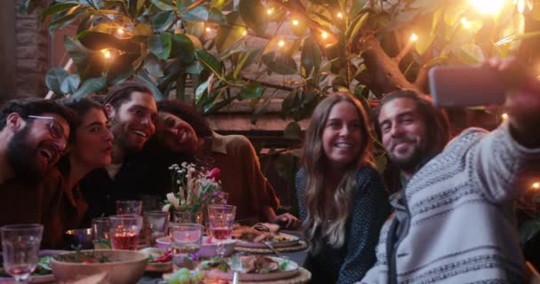 Fechar amigos multi-étnicos tomando selfie com smartphone durante a refeição — Vídeo de Stock