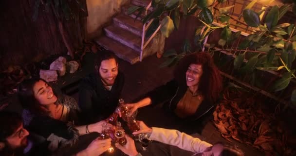 Top view amici multietnici e coppie brindare birra sul patio — Video Stock