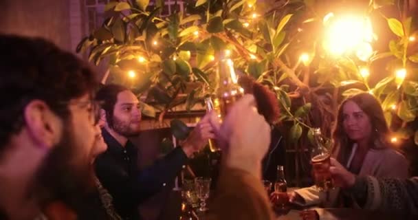 다 민족 친구들 과 커플들 이 파올로 에서 맥주를 볶는 모습을 클로즈업 한 모습 — 비디오