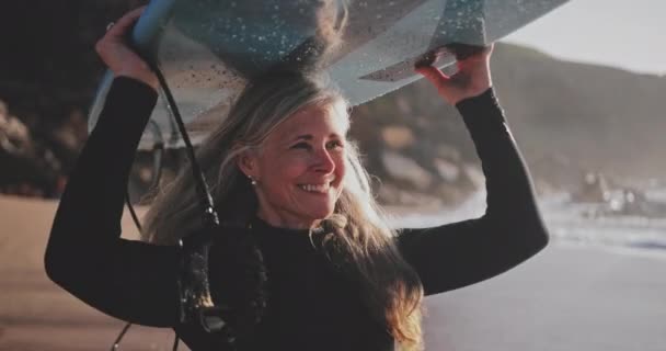 Seniorin läuft mit Surfbrett aus nächster Nähe am Strand — Stockvideo