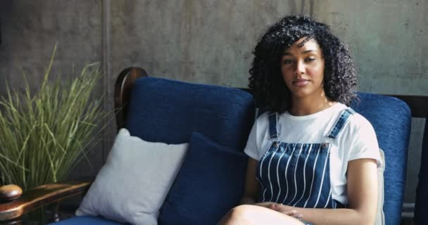 Close up portret van jonge zwarte vrouw zitten op bank — Stockvideo