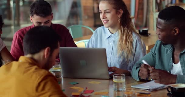 Grupo multiétnico de amigos hablando y estudiando juntos en la cafetería — Vídeos de Stock