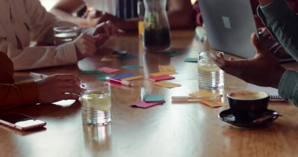 Close-up multi-etnische vrienden studeren samen in cafe — Stockvideo