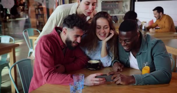 Wieloetniczni młodzi przyjaciele oglądają filmy na smartfonie w kawiarni — Wideo stockowe