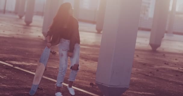 Feliz hipster asiático skater chica tener divertido estiramiento al atardecer — Vídeos de Stock