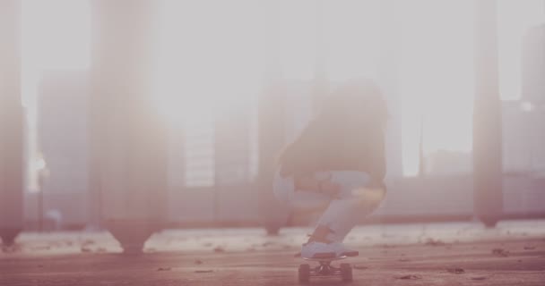 Jong aziatische vrouw skateboarden en doen shaka teken in stad — Stockvideo