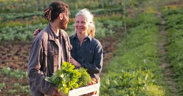 Femme âgée embrassant homme noir tenant boîte de légumes — Video