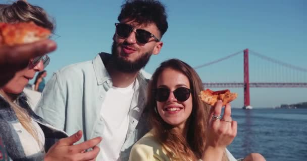 Close up multi-étnico casal amigos comer takeaway pizza à beira do rio — Vídeo de Stock