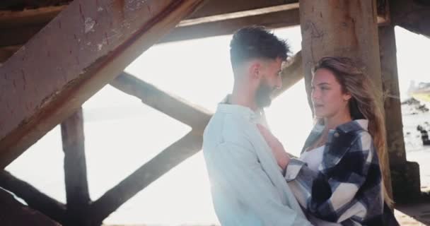 Close-up jovem casal médio-oriental homem abraçando mulher loira por cais — Vídeo de Stock