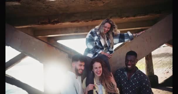 Nahaufnahme multiethnischer junger Freunde, die an der Seebrücke abhängen — Stockvideo