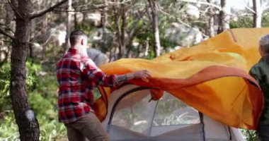 Yaşlı beyaz çift ormanda çadır kuruyor.