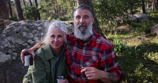 Close up casal sênior abraçando falar na floresta — Vídeo de Stock