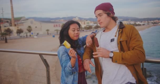 Jóvenes turistas hipster multiétnicos se unen en vacaciones comiendo helado — Vídeos de Stock