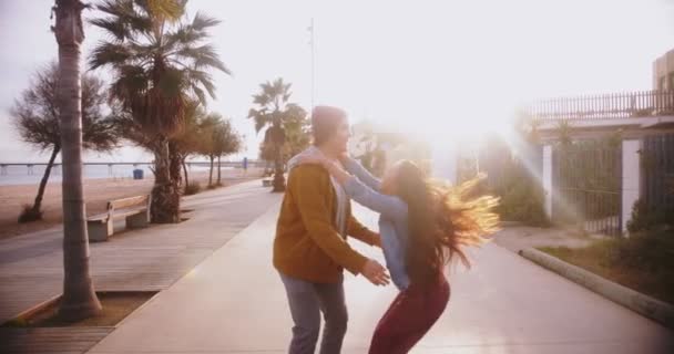 Multietnický pár baví s přítelem zvedání a spinning přítelkyně — Stock video
