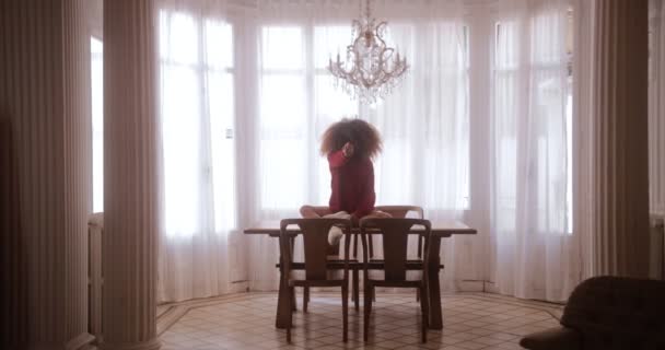 Black woman on dining room table dancing gesturing with arms — Stock Video