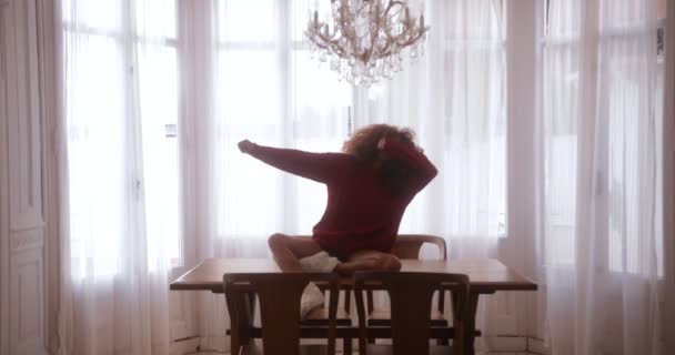 Black woman on dining room table dancing and shaking hair — Stock Video