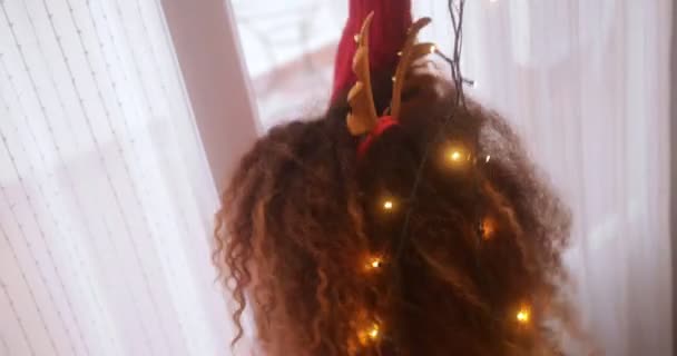 Primo piano della donna nera che balla con le luci di Natale — Video Stock