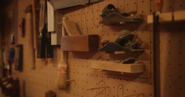 Colección de herramientas de trabajo colgadas en la pared — Vídeo de stock