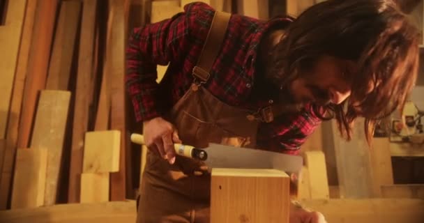 Homme en atelier de menuiserie sciage bloc de bois — Video