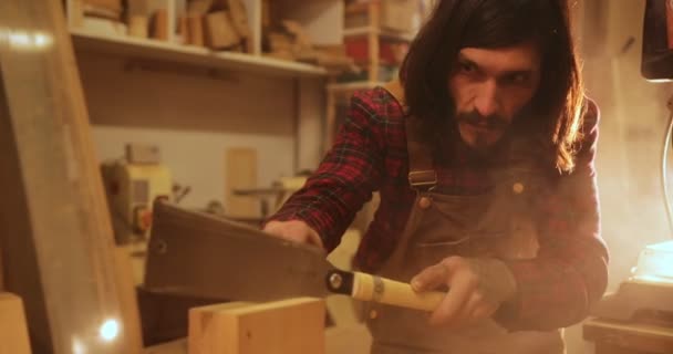 Hombre en taller aserrando un bloque de madera — Vídeos de Stock
